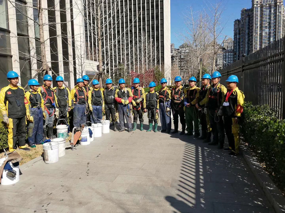 河南康順佳：用環(huán)?？萍际刈o(hù)高樓潔凈(大樓清洗)，20 年大樓清洗專業(yè)沉淀